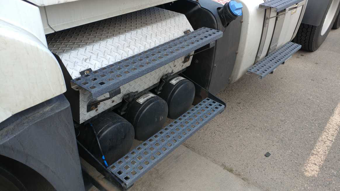 Anti-slip truck steps